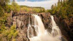 高瀑布位于明尼苏达州和加拿大边境.